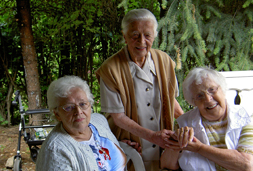 Abbildung von Senioren des betreuten Wohnenes der Häuslichen Krankenpflge R. Döge